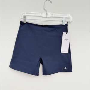 [NWT] Alo airbrush double up 5” short sz S